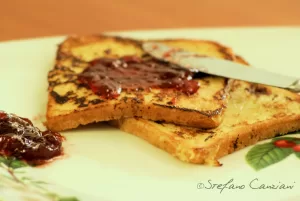 Fette di pane tostato con marmellata su un piatto decorato