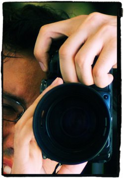 Fotografo che scatta una foto con una reflex, evidenziando l'attenzione e la passione per la fotografia